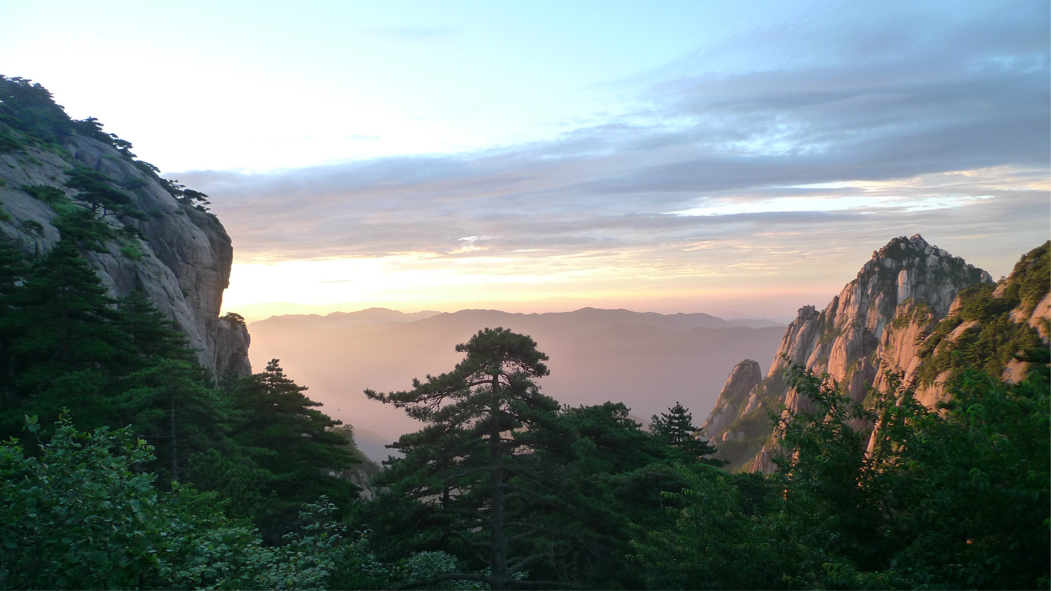 早上睡到自然,或溯桃花溪游玩温泉景区,沿途游虎头岩,大好河山,人字瀑