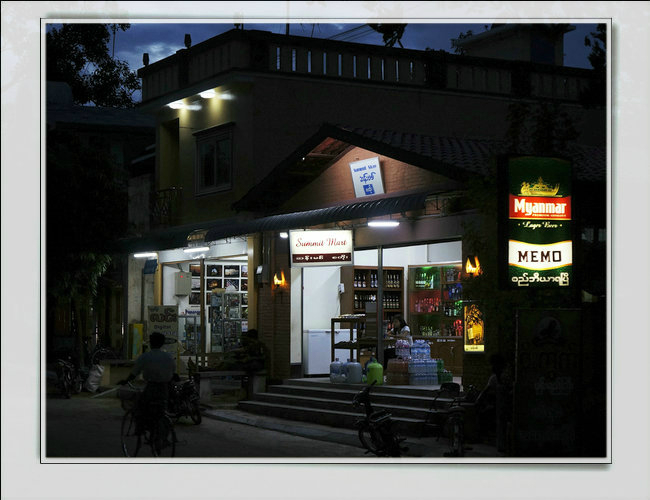 入夜后,老蒲甘的街边各色小店铺.
