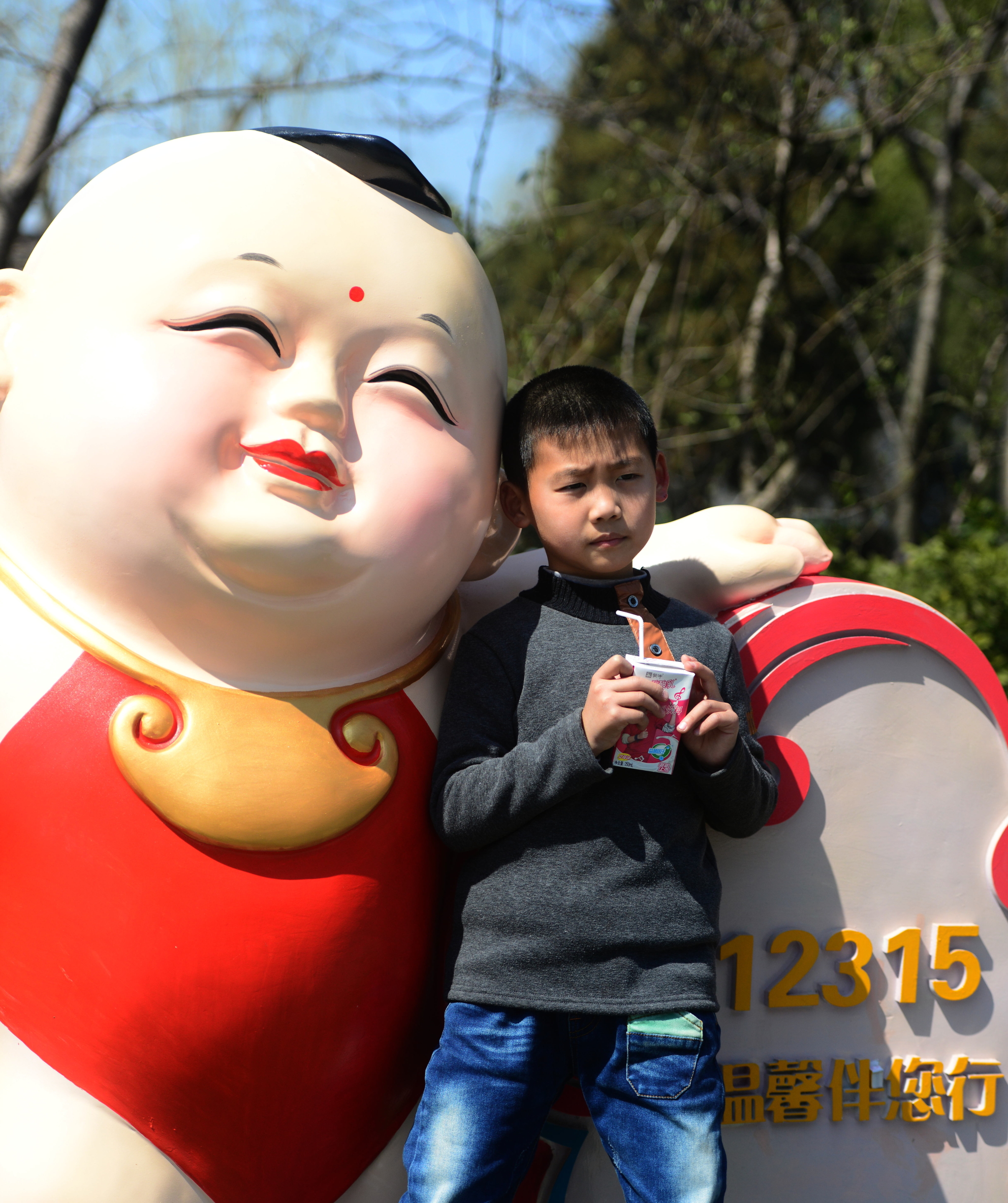 无锡泥人大阿福,边上有个小阿福