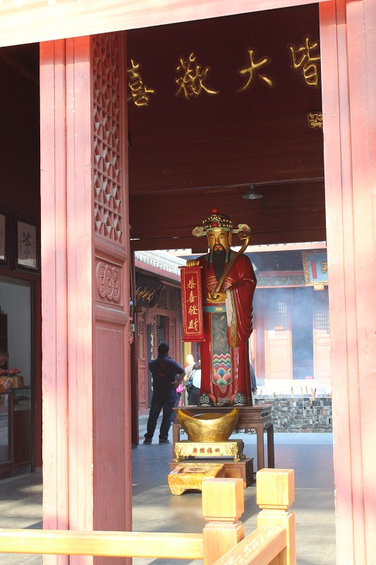 我们买了单程想说直接下山去灵隐寺,北高峰上面很小有一个财神庙门票8