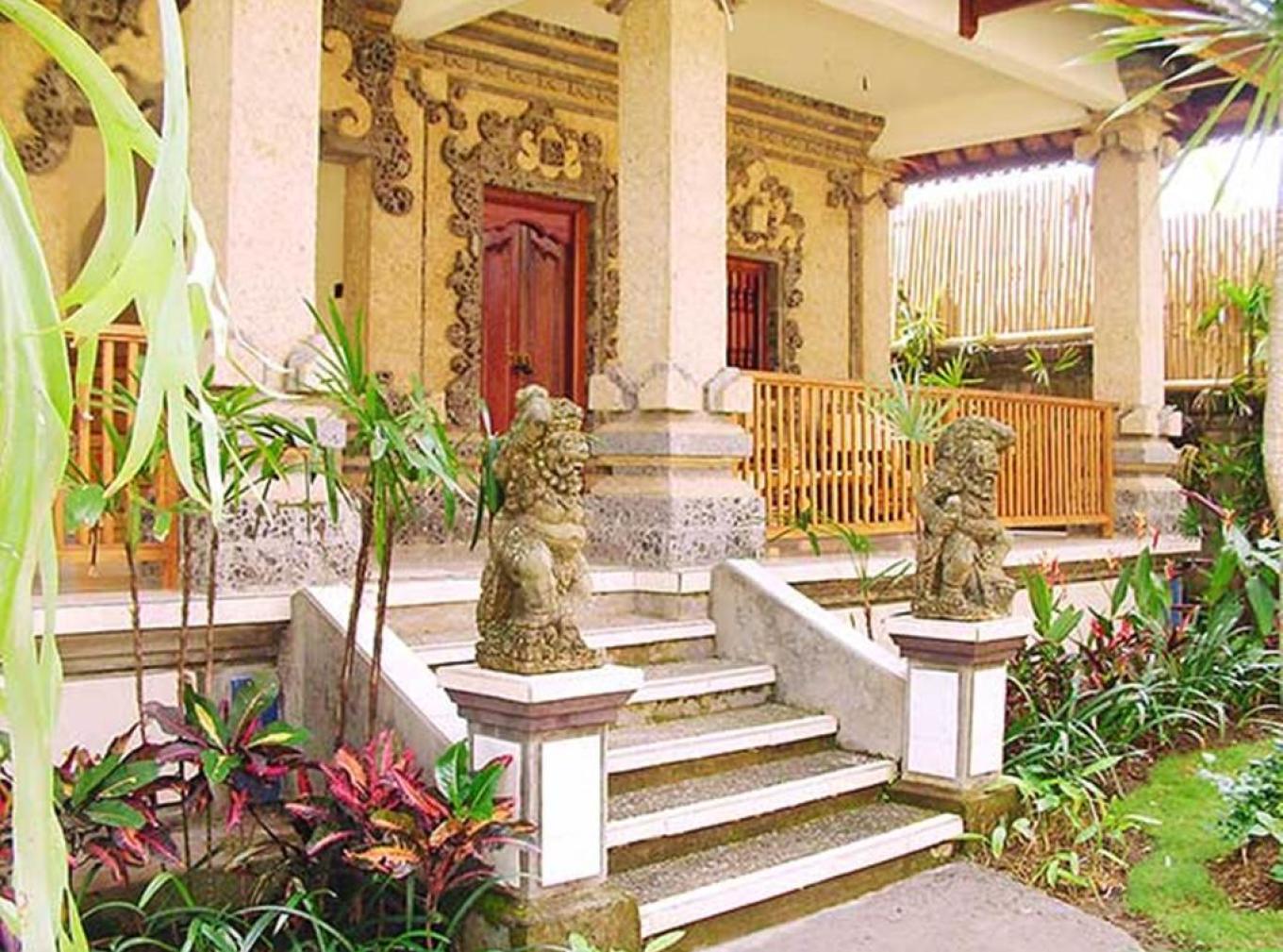 Kerta Accommodation酒店拥有优越的地理位置,距离乌布猴林(Ubud Monkey Forest)和乌布市场(Ubud Market)均只有10分钟的步行路程,免费提供无线网络连接以及游览乌布周围独特稻田的徒步活动。 Kerta Accommodation酒店的客房配有电视、蚊帐、迷你吧以及带淋浴和浴缸设施的连接浴室。部分客房装有空调。 Kerta Accommodation酒店距离乌布的Puri Lukisan Museum博物馆有10分钟的步行路程,与努拉莱国际机场(Ngurah Ra
