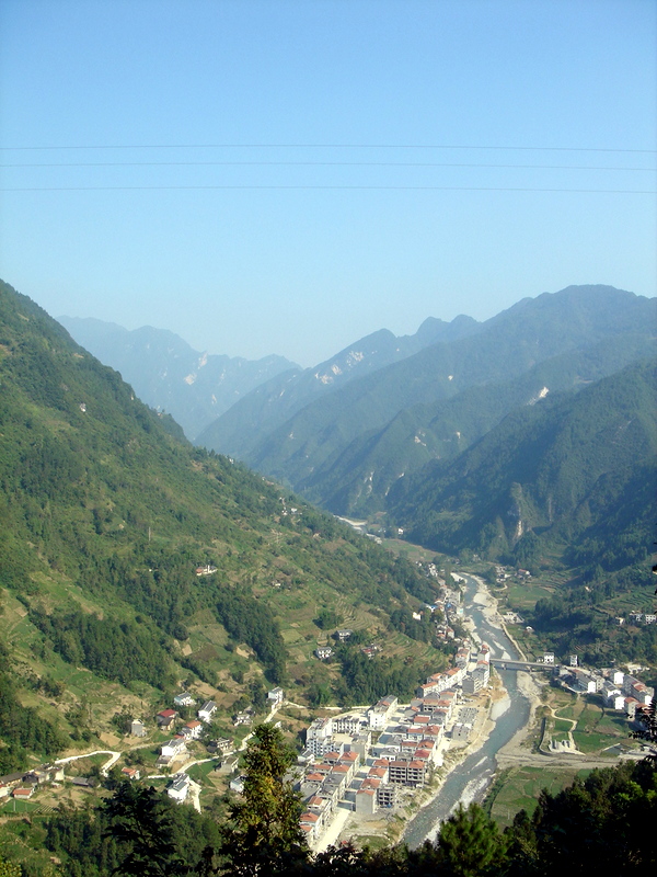 这个峡谷跨度有好几十公里,任河在山谷中流淌,起点位于高观镇的青龙峡