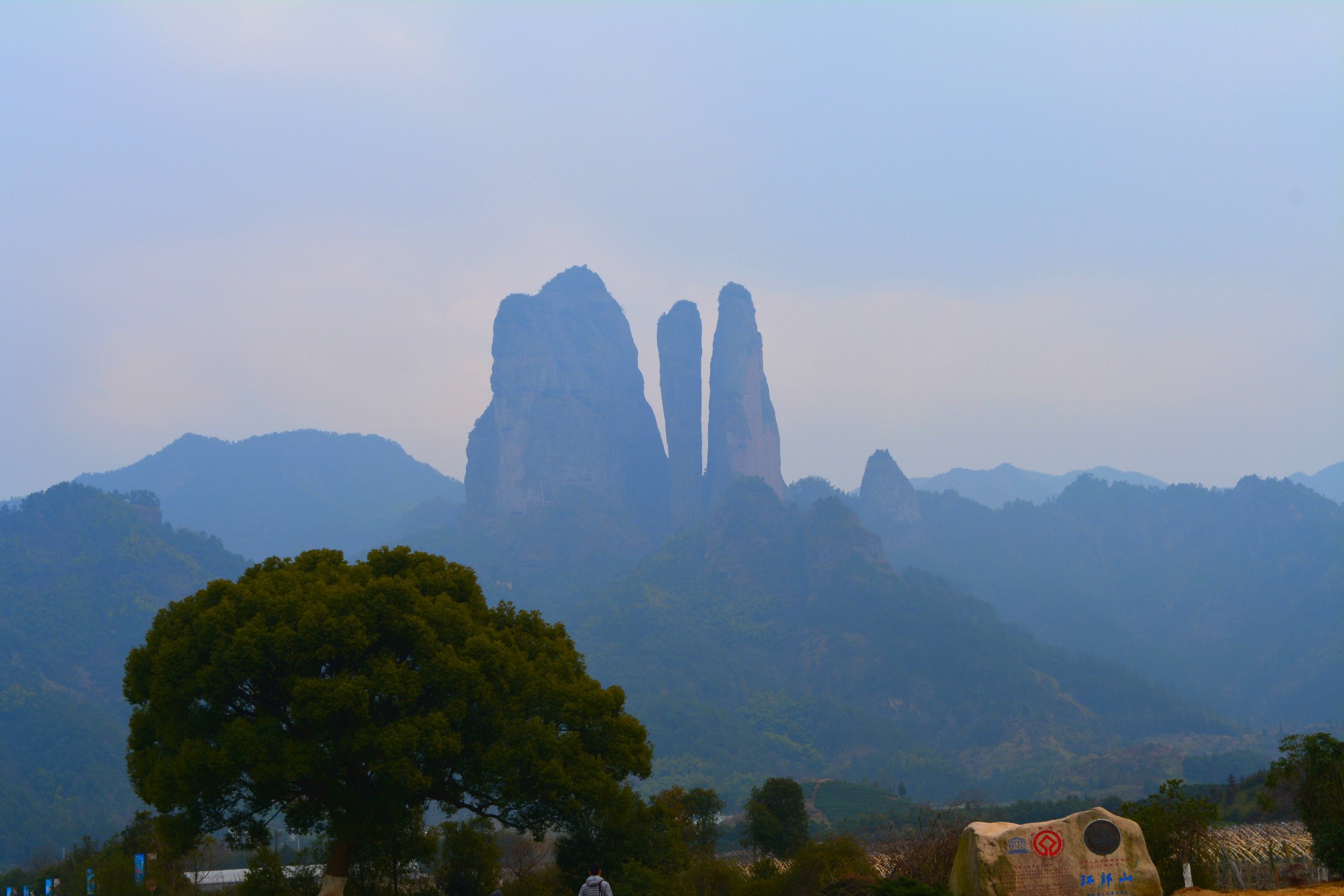 蜈蚣是一种不贪钱的昆虫猜一成语_一图一成语猜答案大全(3)