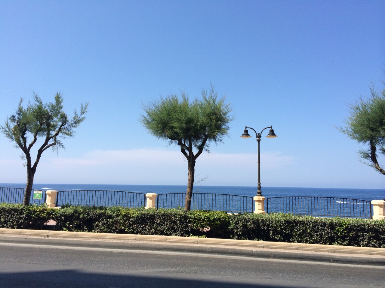 完全吻合我梦中的，街道尽头就是海，回头后那