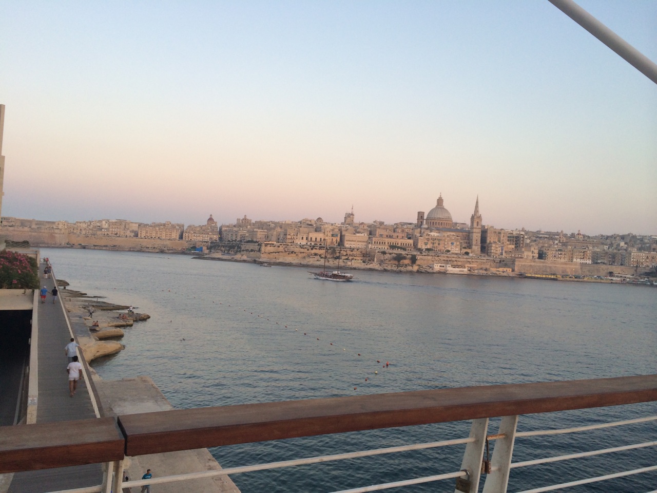 完全吻合我梦中的，街道尽头就是海，回头后那