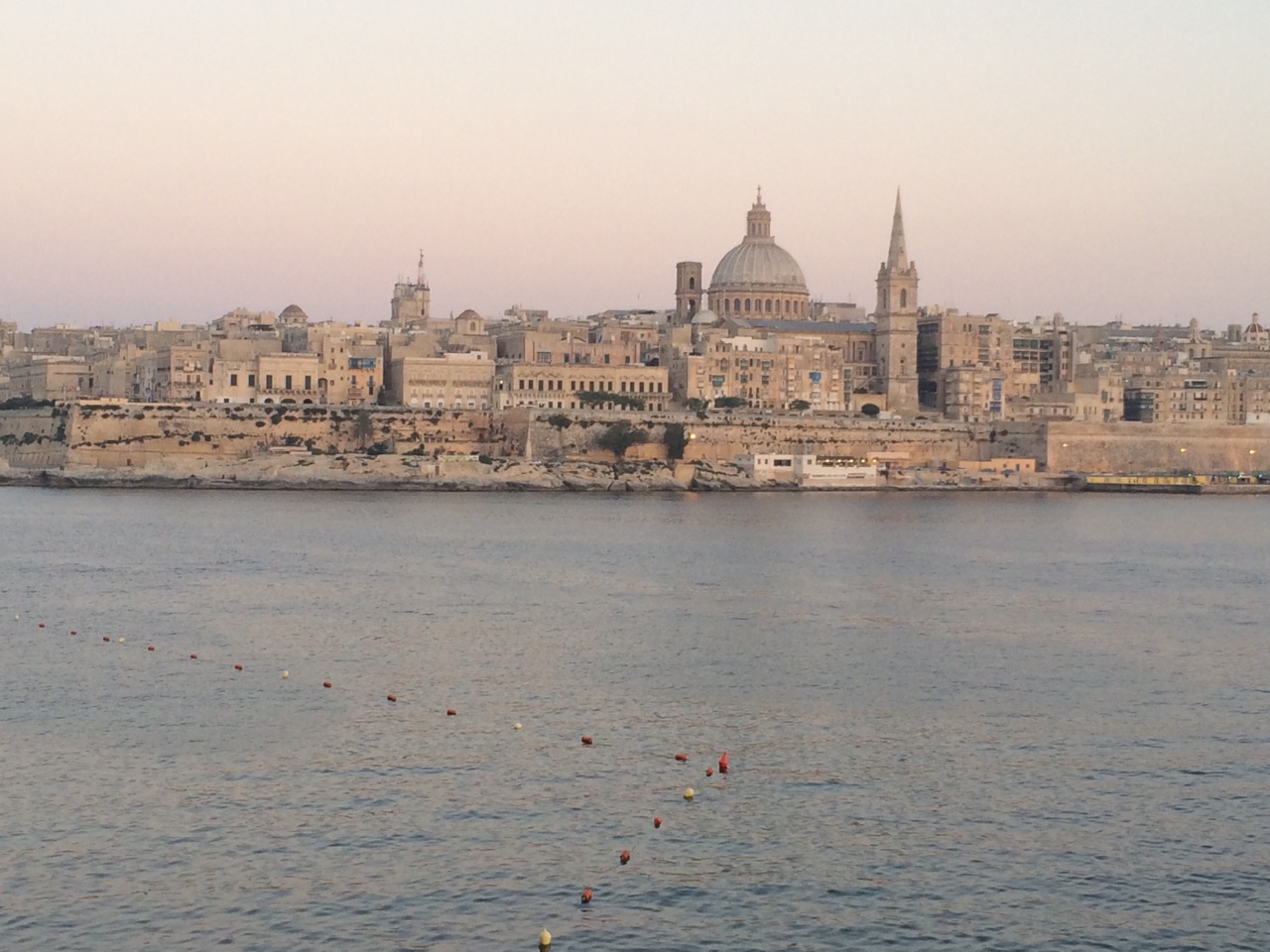 完全吻合我梦中的，街道尽头就是海，回头后那