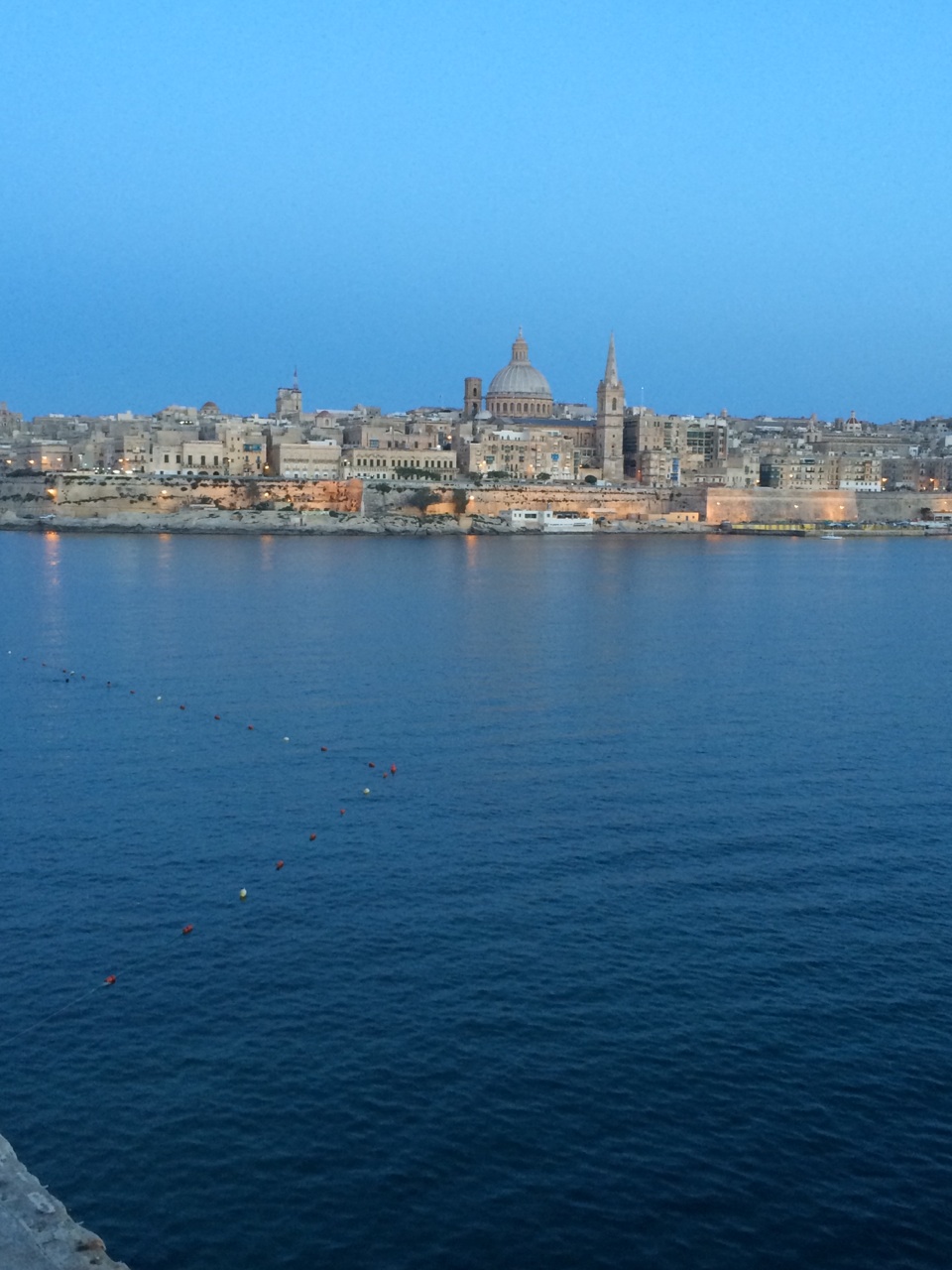 完全吻合我梦中的，街道尽头就是海，回头后那