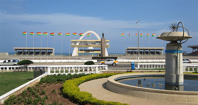 加纳西邻科特迪瓦,北靠布基纳法索,东边是多哥,南边为几内亚湾.