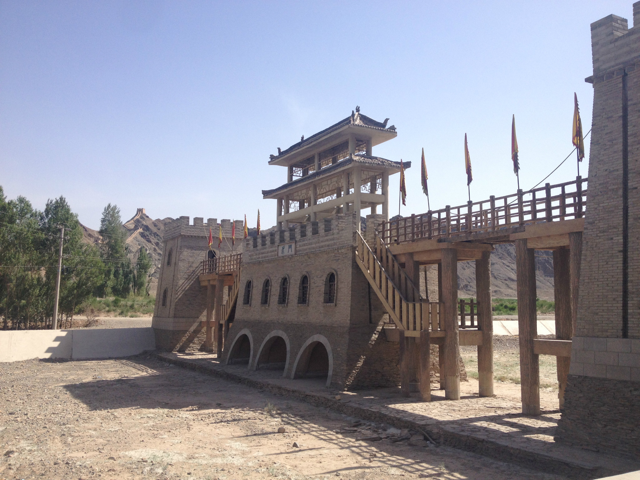 嘉峪关有多少人口_嘉峪关城楼图片