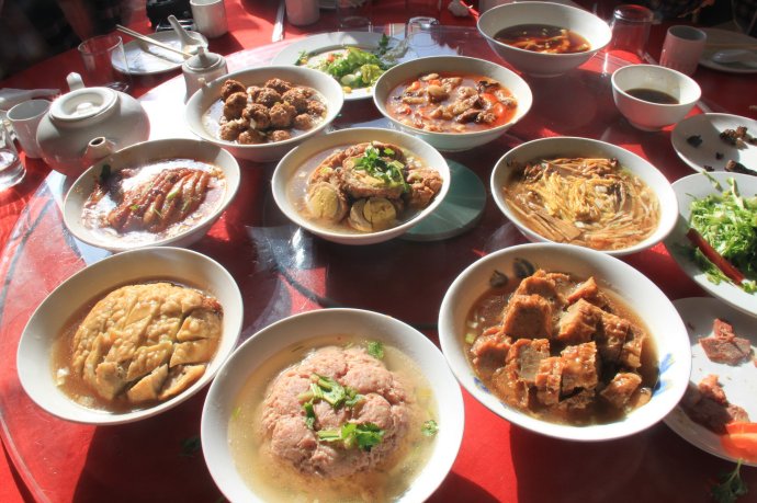八大碗 "八大碗"是蔚县的传统名肴.