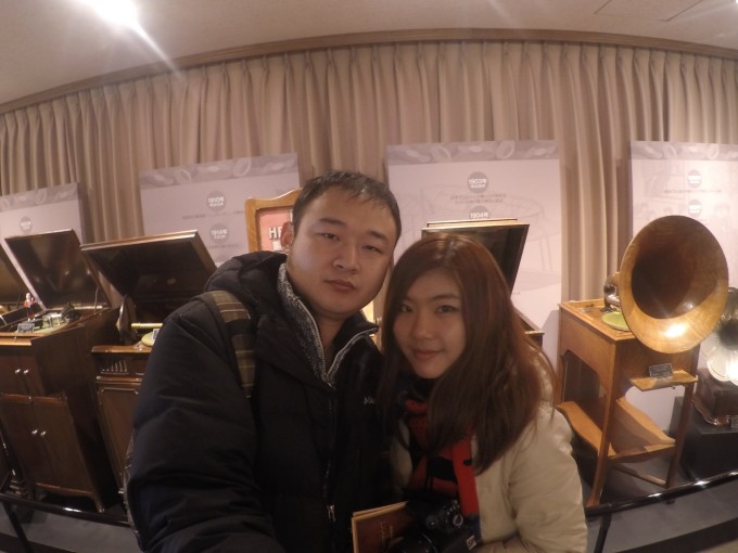 啦啦啦,我们到了新千岁机场 先办理了北海道JR线四天通用卷,就是一种类似于中国高铁的交通工具叫JR,四天随便坐,虽然我们在北海道呆九天,不过最终算下来要坐车的只有6天,但是有两天路程太短 不值得买5日卷或7日卷,这个是我老公定的,如果我没记错 JR线的通用卷应该是3日,5日和7日,4日卷是一种特殊的卷。。。根据自己所需定卷。 新千岁机场的jR外语服务人员20点下班,我们取完行李到那都八点半了,所以就只能各种指指点点的跟日本工作人员交流,这个JR线可以办理指定席,因为有的路程很远,最远要坐5个小时的车,不办