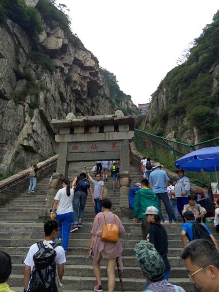 泰山最高是哪个门 wKgBpVWYlaqAFWP9ABAp9gHDtlg68.jpeg?imageView2%2F2%2Fw%2F600%2Fh%2F600%2Fq%2F90