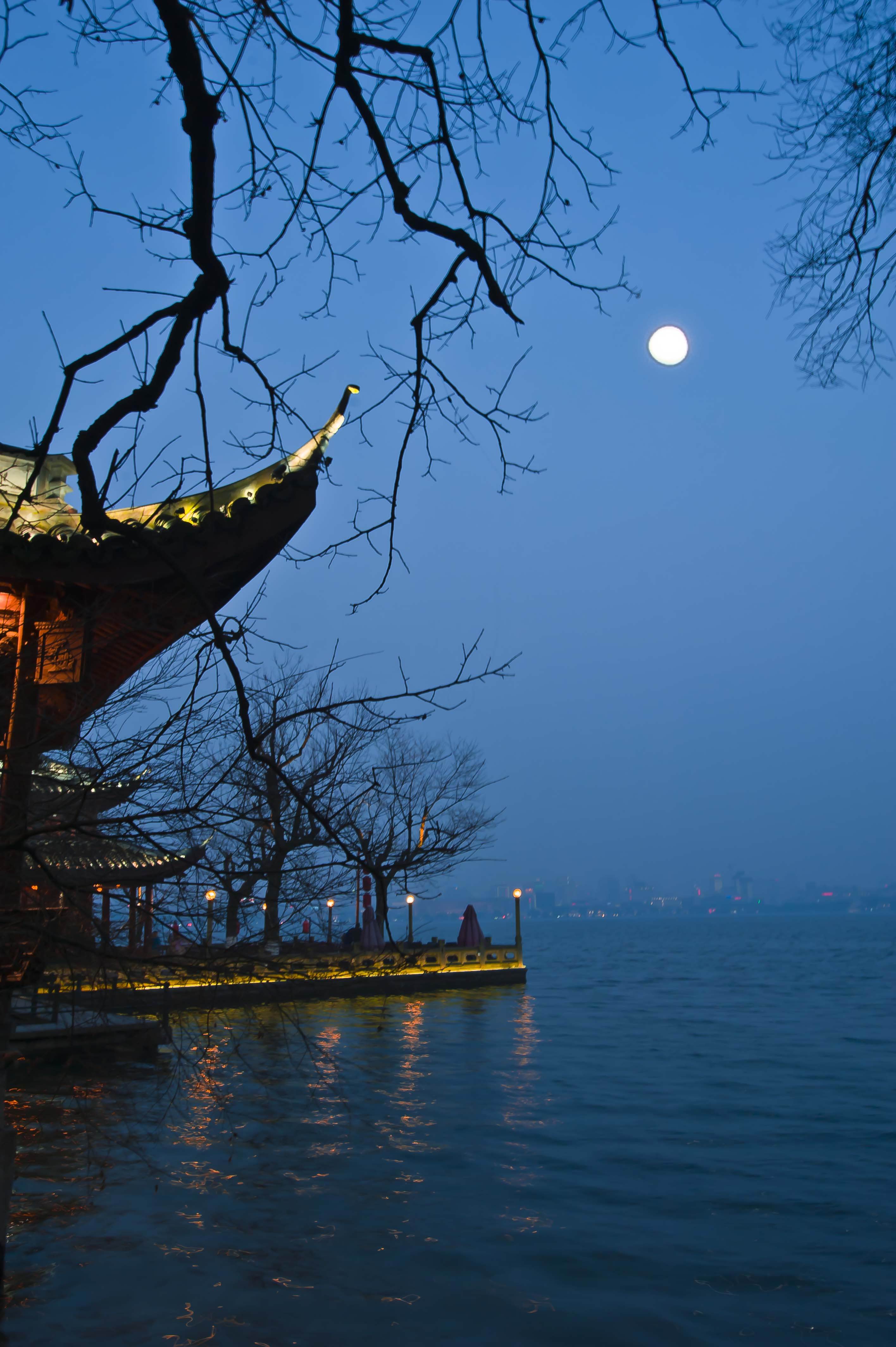 关于平湖秋月的诗词有什么有什么描写平湖秋月的诗句
