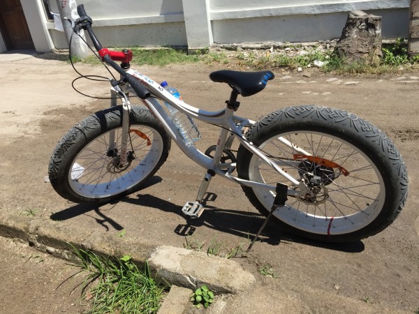 一个人坐车坐船坐凳子猜成语_一个人坐船的图片