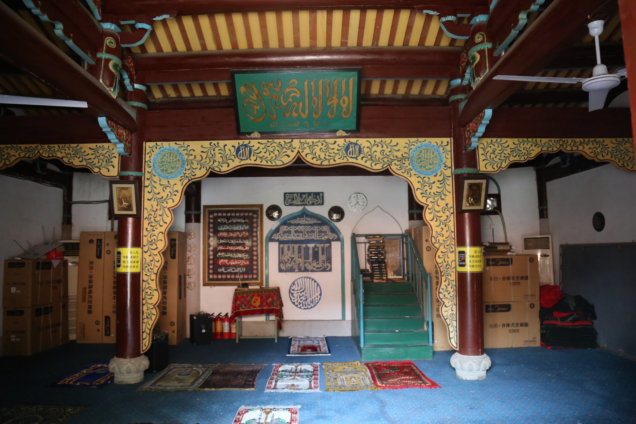 在清净寺内有两座礼拜殿,一座是现代建筑,另一座叫明善堂,建于明隆庆