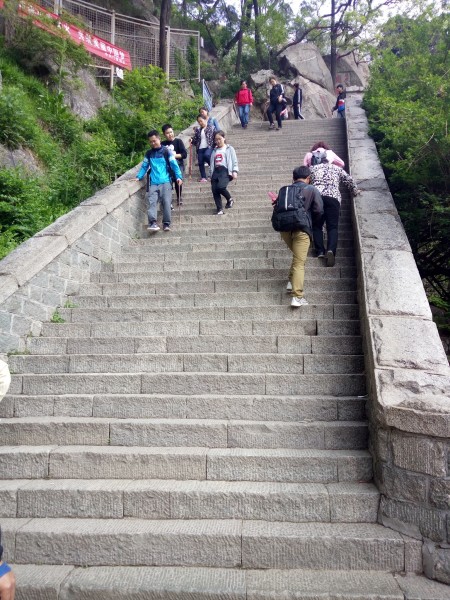 泰山有多少个台阶图片 wKgBs1dC1CCABQAuABgVR0famgo15.jpeg?imageView2%2F2%2Fw%2F600%2Fh%2F600%2Fq%2F90