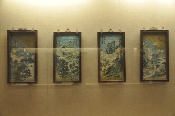 花都谢了,甚遗憾。如果环绕高台的红、粉、紫、黄、白、蓝、绿、墨、复色等9大色系的牡丹花同时盛开,那是一种多么炫目、别致的景观啊!也许只有天宫才有美景 九色台下来,我们向北走,看到一片开得异常美丽的花圃,开始还以为是牡丹花呢,正赞叹,旁边一位安保告知我们这是牡丹花的姊妹花 -- 芍药。牡丹和芍药因为花叶非常相似,牡丹是花王,芍药是花相,向来被称作二姊妹。不过仔细看芍药与牡丹还是有明显区别的,最主要还是在花型上,牡丹花花型一般都比较大,显得雍容华贵,而芍药花花型似乎比较小,给人一种小家