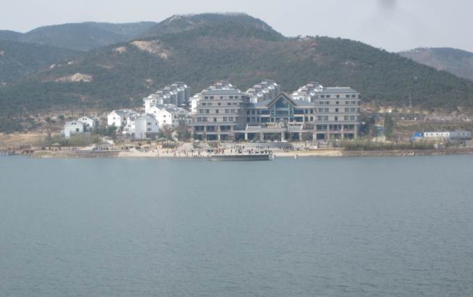 地址:日照市绿舟南路66号(世帆赛基地) 4星级 酒店介绍:日照蓝海国际大饭店座落在日照市世帆赛基地内,西依日照市政府,东靠风光秀丽的万平口。酒店隶属于蓝海集团旗下店,是按照五星级标准兴建的,建筑面积53000平方米,分为四座楼的楼群建筑,主楼分为两座,帆船形态的楼体成为了日照市的标志性建筑,主体楼高22层。酒店设计融合了现代时尚及传统艺术的元素,舒适典雅。高档的珍馐美食,人性化设计的各类客房,完善一流的会议设施,是宴会、住宿、会议、政务接待、商务、休闲、旅游的最佳选择。 日照蓝海国际大饭店北楼餐饮共