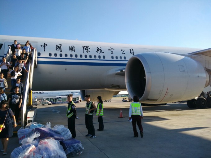 去美国千万不要带太多现金,备有一张银联双币信用卡,再带少量现金就可以了,大概1、2千美金就足够了,在美国千万要低调,在公开场所一定不能泄露身上有许多现金,安全第一,切记切记!不过1美元的现金还是需要带上一些的,美国是一个需要付小费的国家,所以身上备有一些小面值的现金是一定的! 这次出行,是朋友做的攻略,飞机票,住宿,租车等都是朋友操心的,所以无法将攻略奉献给大家,在此表示歉意。今后有好的游记一定分享给大家,让我们在旅程中一起丰满我们的人生!
