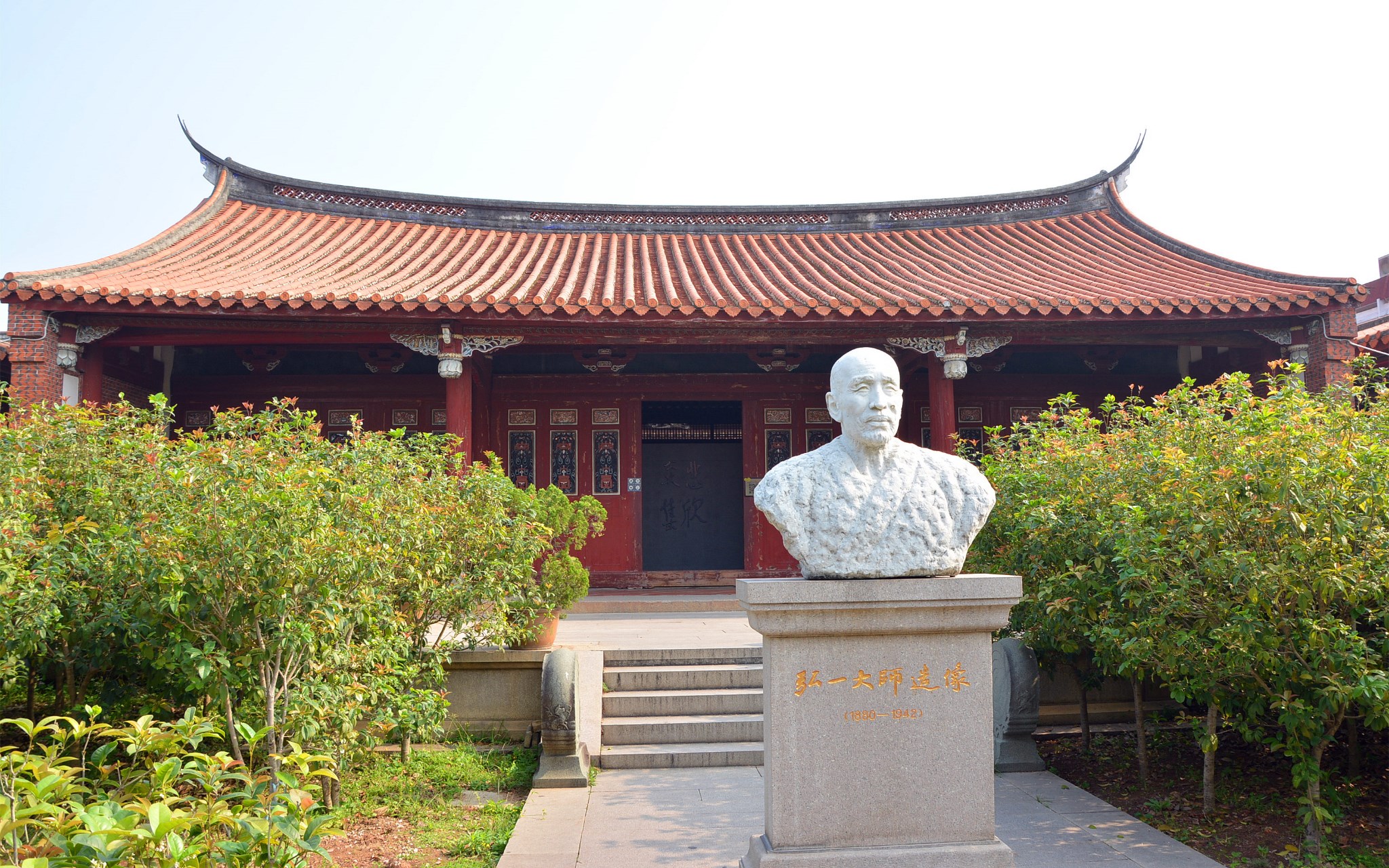 泉州佛教博物馆位于开元寺内东侧.