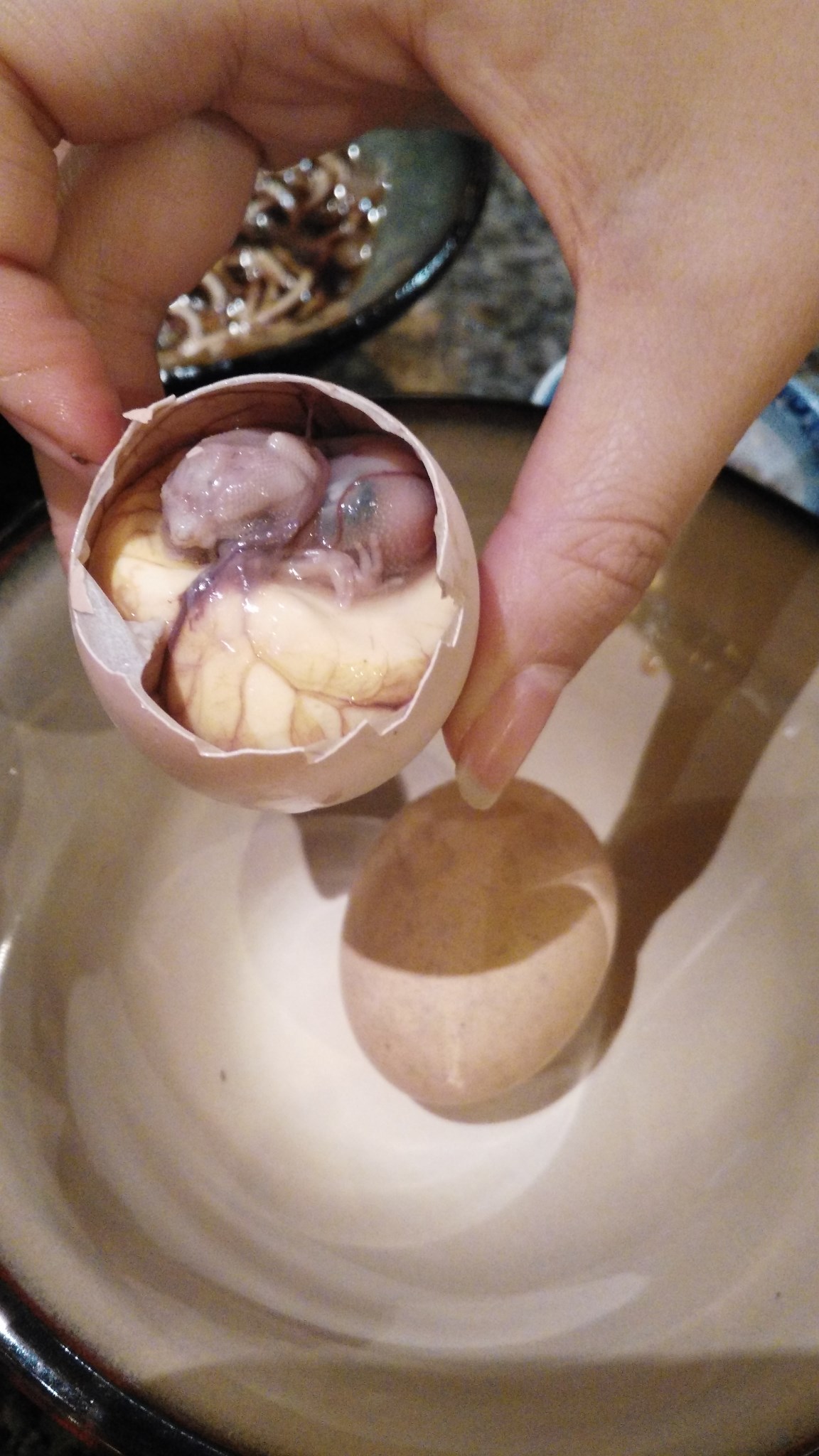 活珠子啊活珠子!跟我们这的毛蛋还不一样!