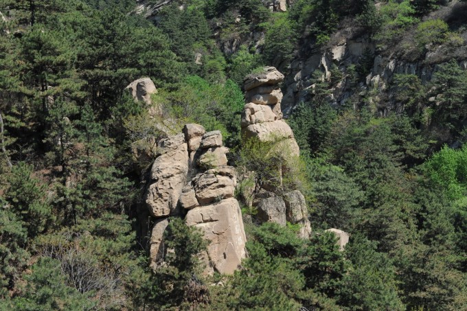 市城内中心地带的钟楼前,原为辽代显州城南门,是明万历八年(1580年)明神宗朱翊钧为表彰辽东大将李成梁的功绩,命辽东巡抚周咏等人修建的。 辽东总兵李成梁、马咏曾先后做过点将台,清代改为鼓楼,为二层单檐歇山式,占地625平方米,大木架结构,重檐建于楼座之上。 鼓楼的台基为砖砌,楼的上部有女墙,中有券门;北面有门,内有40级台阶可上楼台;台上正中为两层阁楼,高8米,有梯可攀。 1929年(民国十八年),在南北两面新添幽州重镇、冀北严疆八个大字。