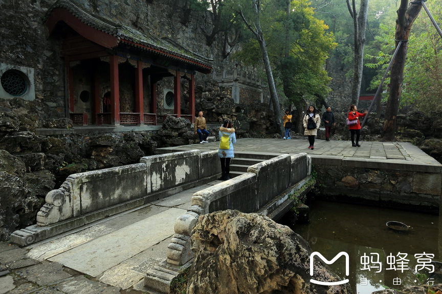 碧云寺东路为水泉院,院内松柏参天,有泉水从石壁隙中流出,原是皇家的"