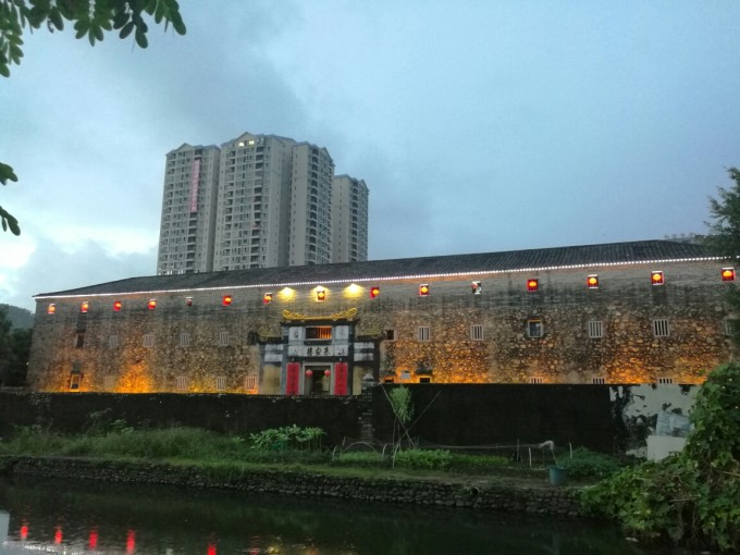 大埔地处广东省东北部,韩江上游。全县有人口50多万,海外侨胞50多万,县内居民均为客家人,是广东省著名的华侨之乡、文化之乡、陶瓷之乡、名茶之乡。 大埔,有如世外桃源、人间仙境,到处风光旖旎、四季如春、天地澄明、一尘不染。千百年来,耸翠的青山、映碧的绿水, 见证着客家人民艰辛、勤劳、勇敢的开拓历史,孕育了客家人民淳厚、朴实、善良的独特品质。大埔县境内群山环抱,有山中山之称,溪流众多,故古时曾以万川作县名。较为著名的有丰溪省级森林公园、双髻山省级森林公园、阴那山、西岩山、韩江、汀江、梅潭河等山水森林