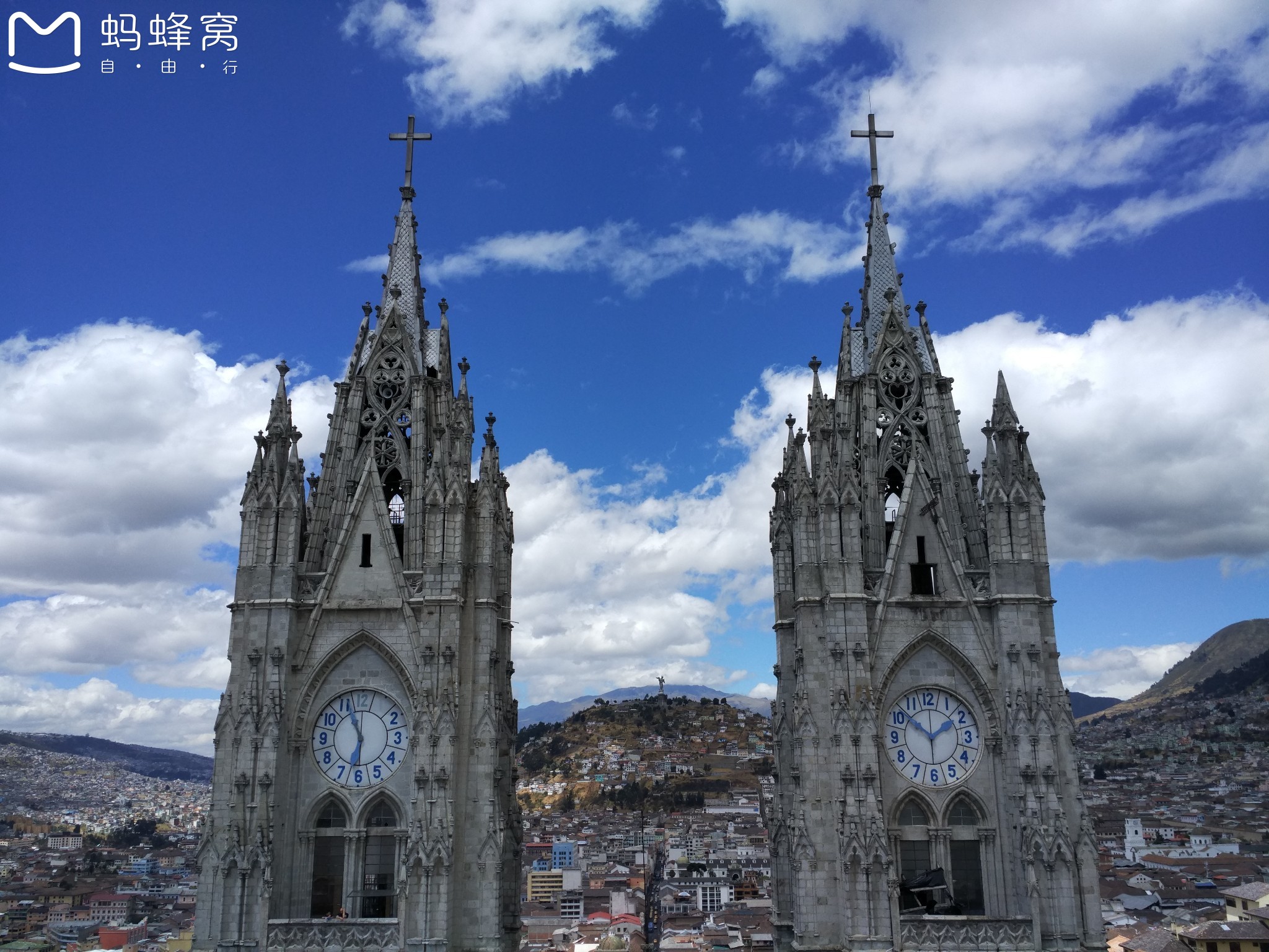 基多老城的新哥特式风格教堂,也是位于地形山顶面上,与对面的面包山