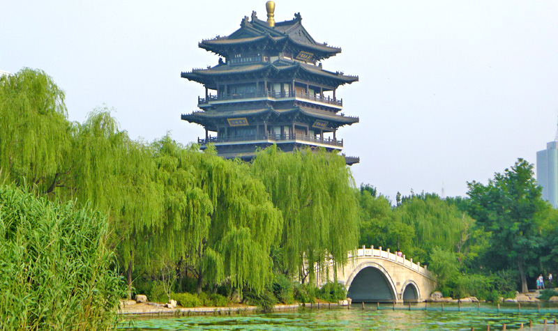 来济南,去欣赏“四面荷花三面柳,一城山色半城湖”的美景,去享受那一丝逃离了都市生活的悠闲。大明湖、趵突泉、五龙潭都是游人如织的景点,不来这里,枉来济南。你不会在大明湖畔邂逅夏雨荷,但是可以牵手心爱的她在湖边散步。来这里,给你意想不到的偶遇。 大明湖游船 水上的诗情画意 在城市繁花地的天然湖泊之中,乘着游船,去赏春日红花,夏日柳绿,秋日黄叶,冬日银雪覆盖。 环城河画舫 山水之怡,林泉之致 游客乘坐画舫穿行在环城河,可沿途可观赏到天下第一泉趵突泉、泉城明珠大明湖、龙吟虎啸的黑虎泉