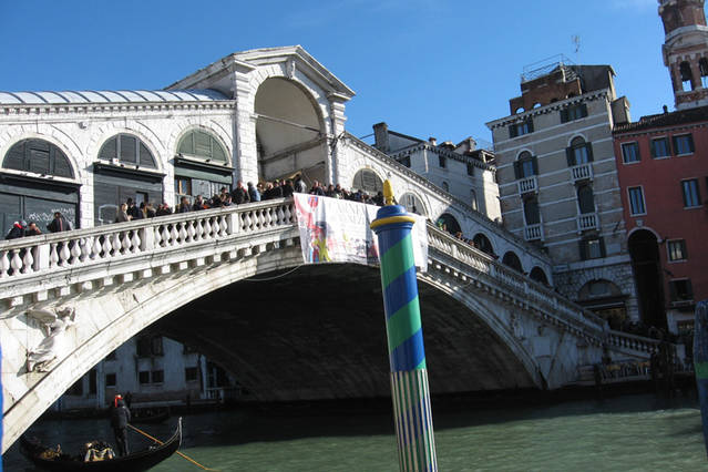 very close to the rialto bridge!