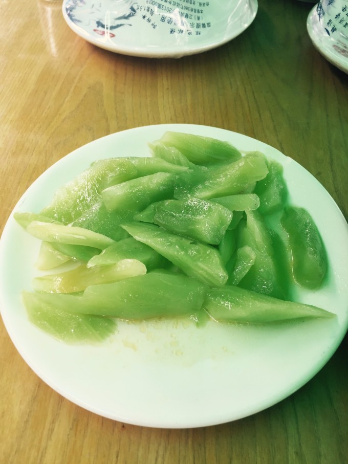 这是一座因东汉时期母慈子孝的传说而得名的一座小城,位于东海,这座悠久的小城蕴藏的历史文化气息,会让你有身临其境的感觉。因东汉时代董黯的母慈子孝传说而得名,越窑青瓷从这里发祥,海上丝绸之路从这里扬帆。慈溪蕴藏着丰富的海涂资源,围垦开发的海涂近10余万亩,是浙江省土地后备资源富足的地区之一。 春夏秋适宜游玩。慈溪属北亚热带季风气候区,气候温和湿润,四季分明,冬季阴冷,不适宜旅游。 慈溪市从1989年开始举办第一届杨梅节,杨梅节以梅为媒、文化助兴、经济结果,不仅成为慈溪市的一大节庆盛典,也吸引着来