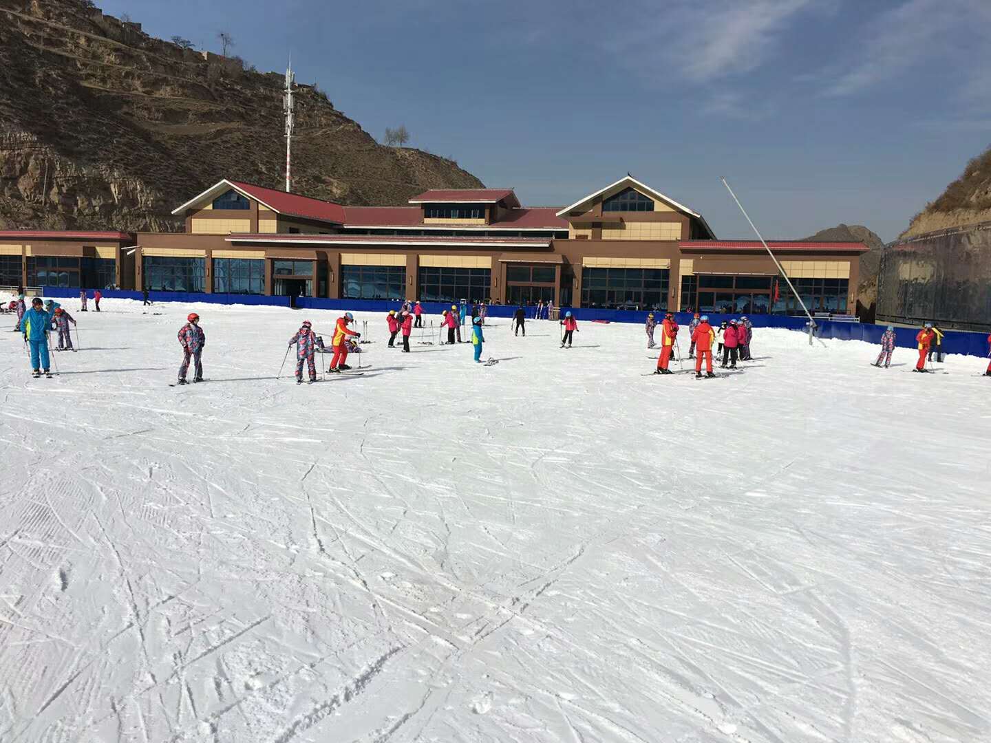 抱龙山凤凰岭滑雪场一日游市区直通车雪服雪具不限时滑雪专业高山滑雪