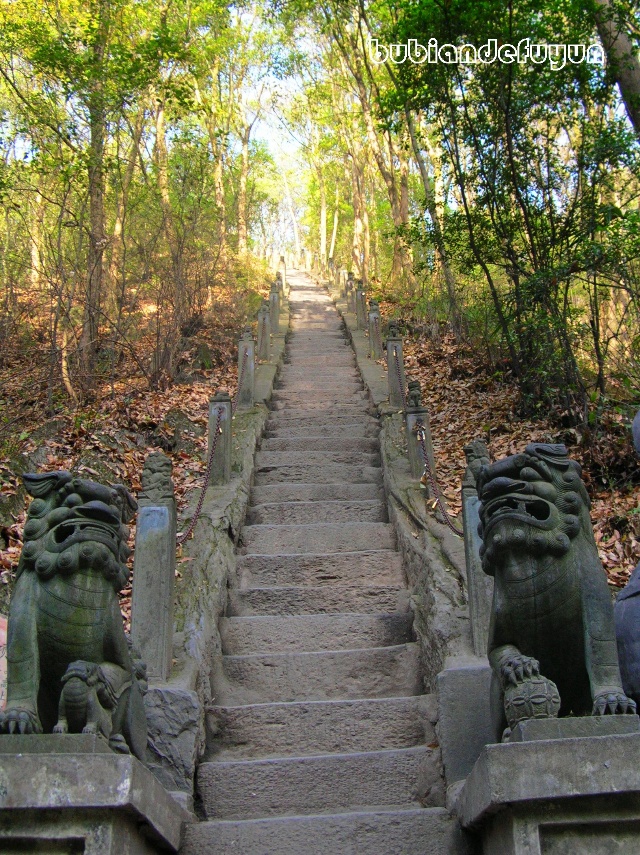香溪洞  位于安康城南郊3千米处,南依巴山,北临汉水,山有道观,相