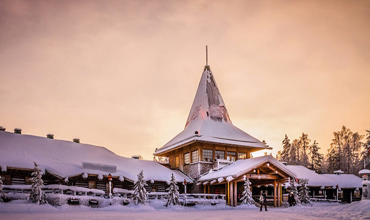 世界闻名的圣诞老人村位于芬兰的罗瓦涅米以北8公里处的北极圈上