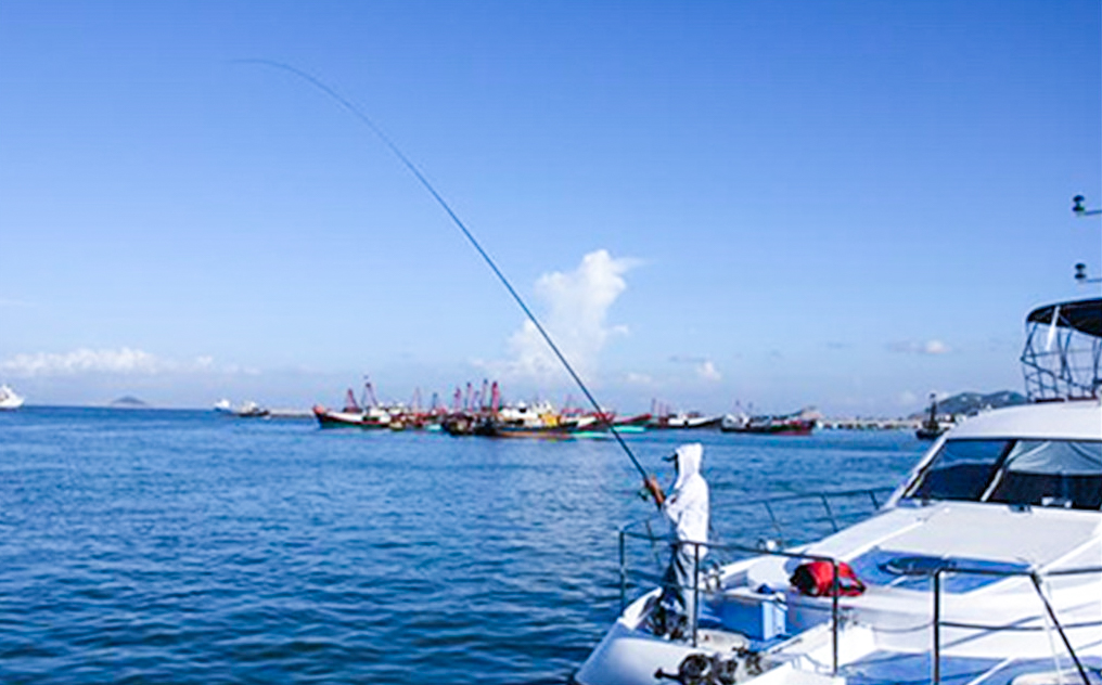 开始惬意的海上之旅,垂钓所得归自己所有,船上备有棋牌可供游人免费