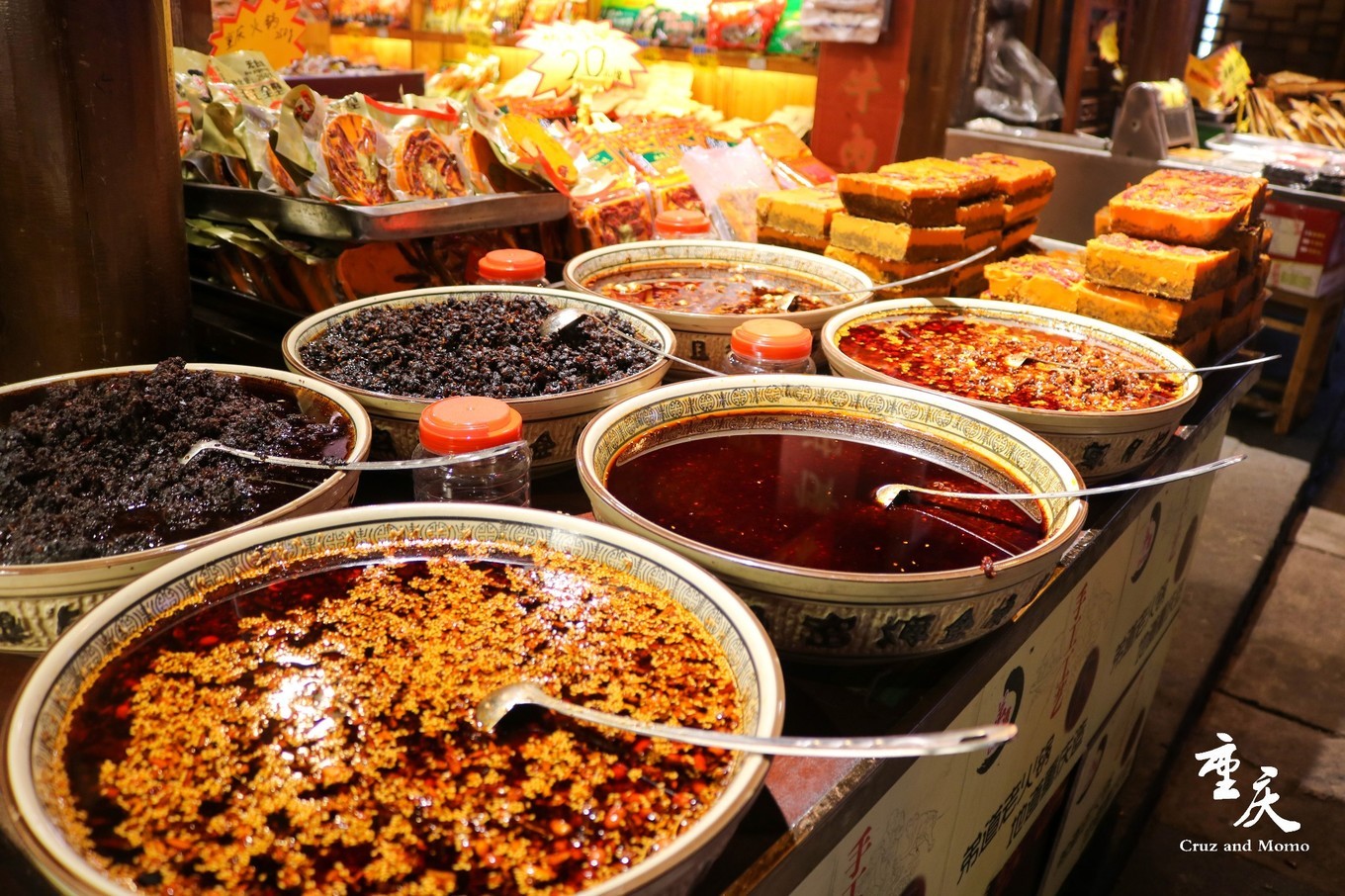 请推荐重庆当地人爱的小吃街