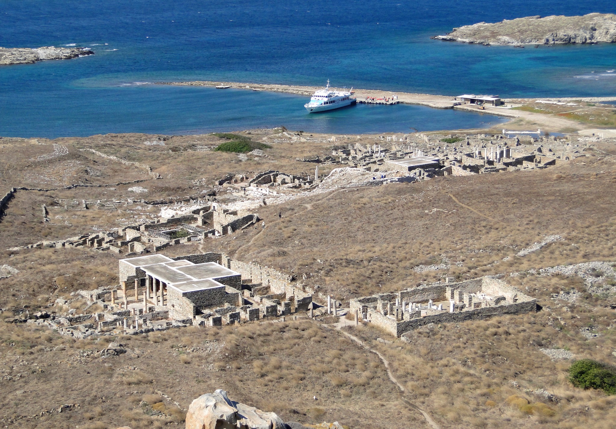 3提洛岛(delos)  提洛岛是希腊神话中太阳神阿波罗和月亮神阿尔忒密斯