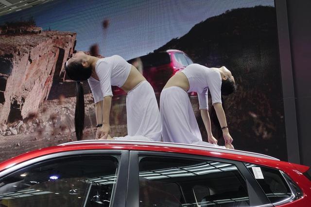 【原创】实拍轿车车顶上的双人瑜伽舞(组图)