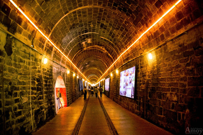 以往乘坐火车进入隧道,都是黑漆漆的.鸿山隧道给了我不一样的感觉.