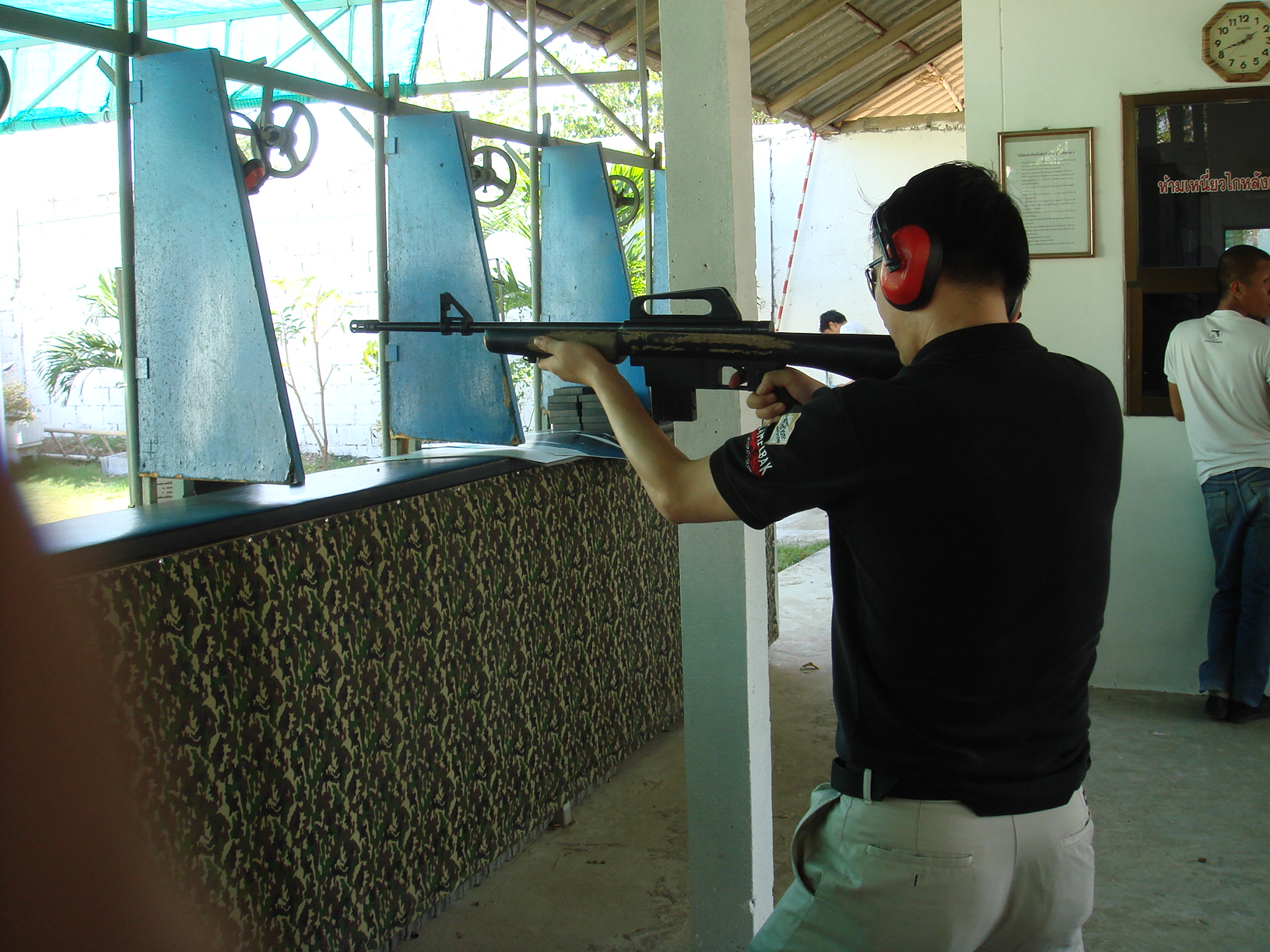 泰國之行—人妖秀 海底漫步 實彈射擊打靶!