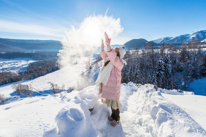 玩不成泼水成冰只好玩雪啦,南方的孩纸总是对雪有一种莫名其妙的情怀