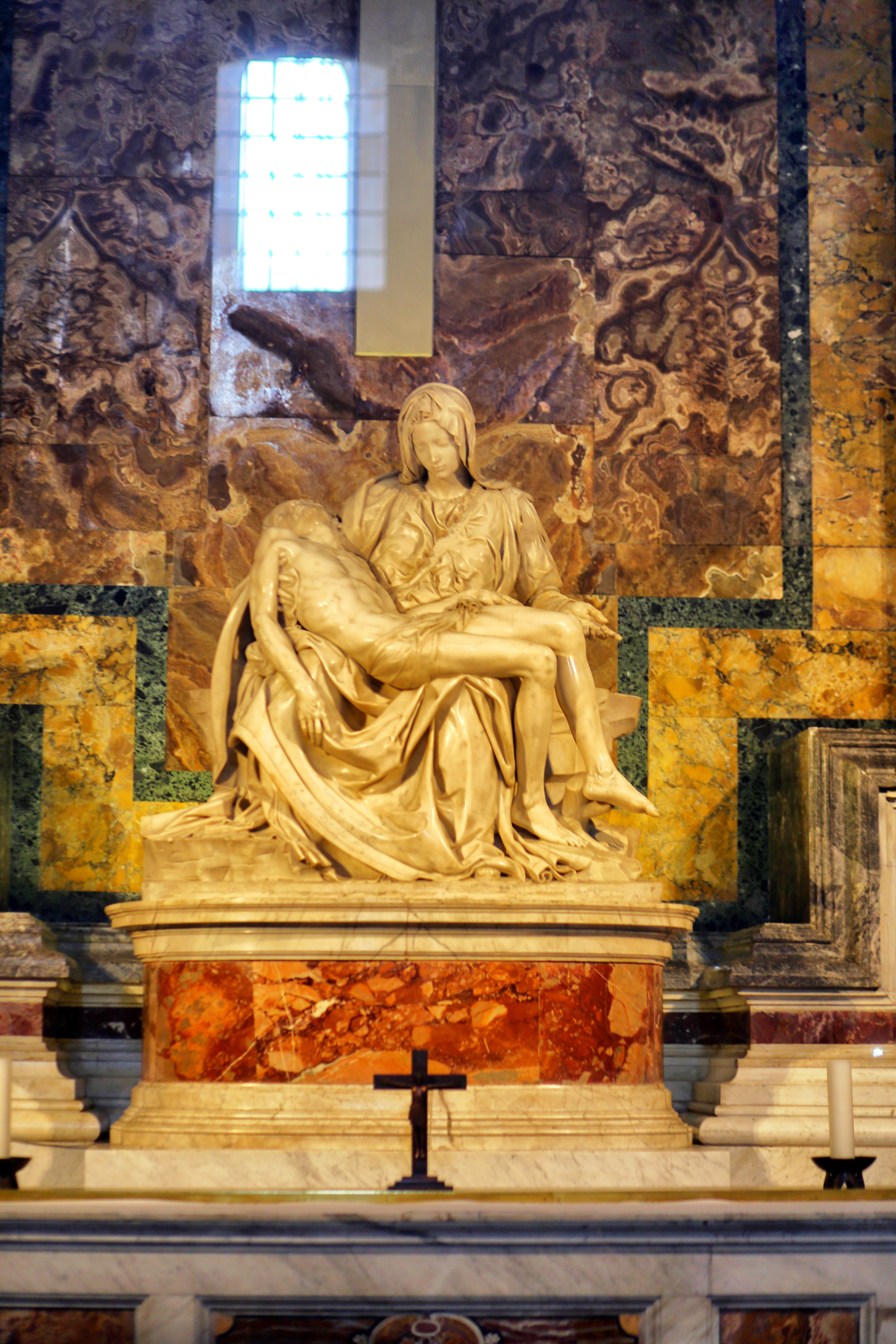 彼得大教堂,参观重点是米开朗基罗生平刻上自己名字的雕塑《圣殇》等