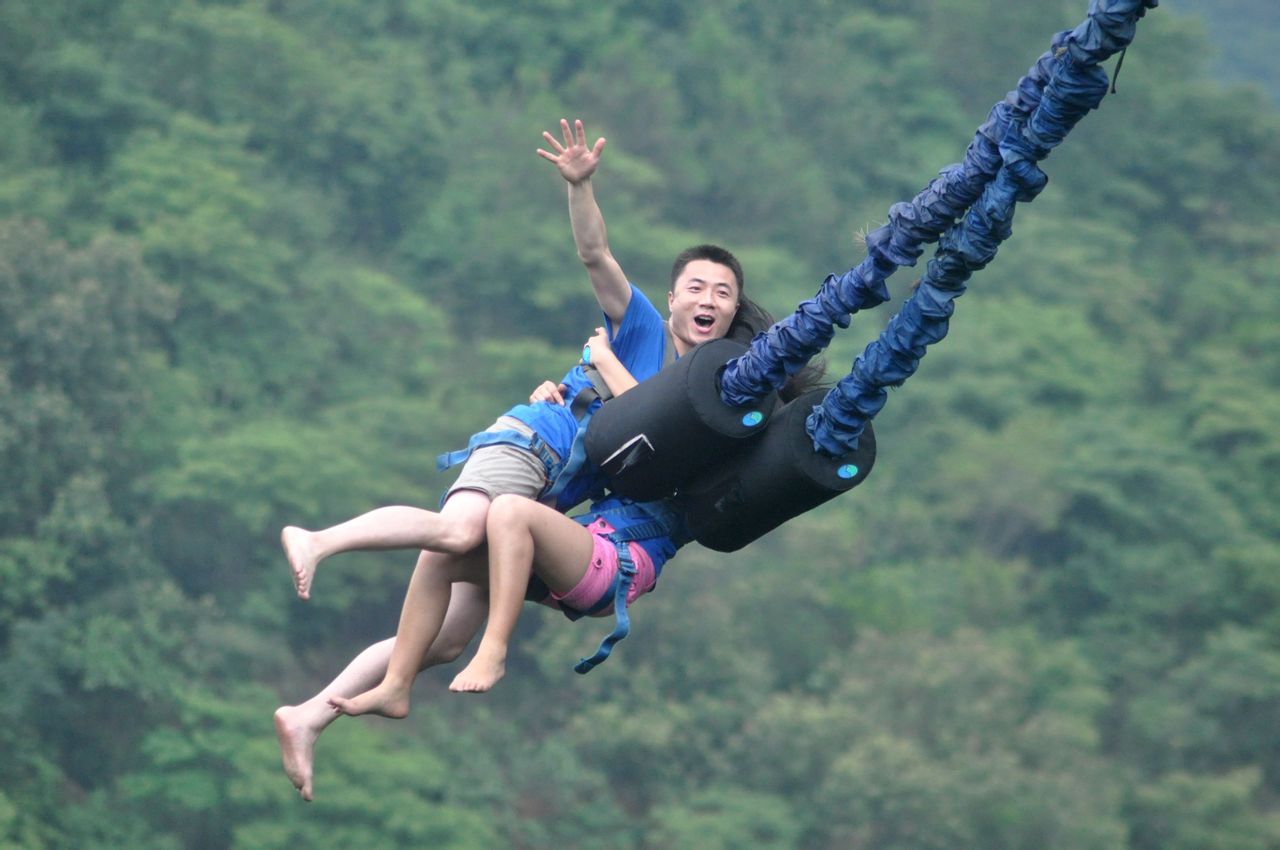              白云山情侣蹦极 by