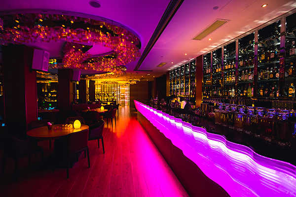 这是一家专做生啤的酒吧,在西湖边上,风景独好.