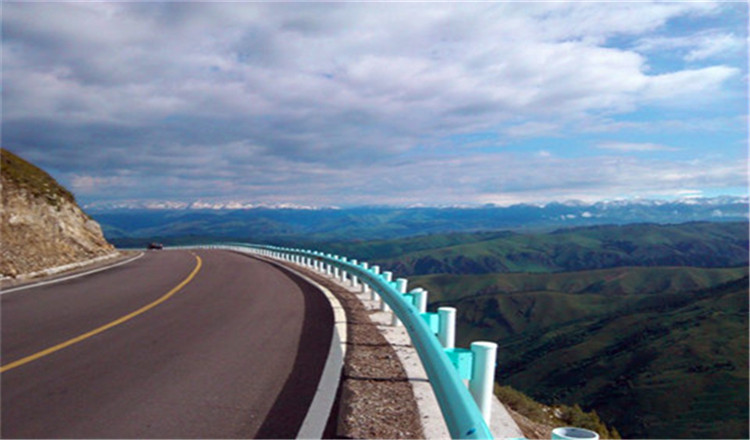 从古龟兹王国所在地库车向东北方向沿国道217线前行