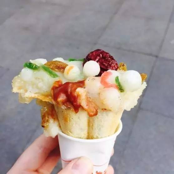 街旁刚出炉的梅花糕还冒着热气,甜丝丝入口即化,也是南京