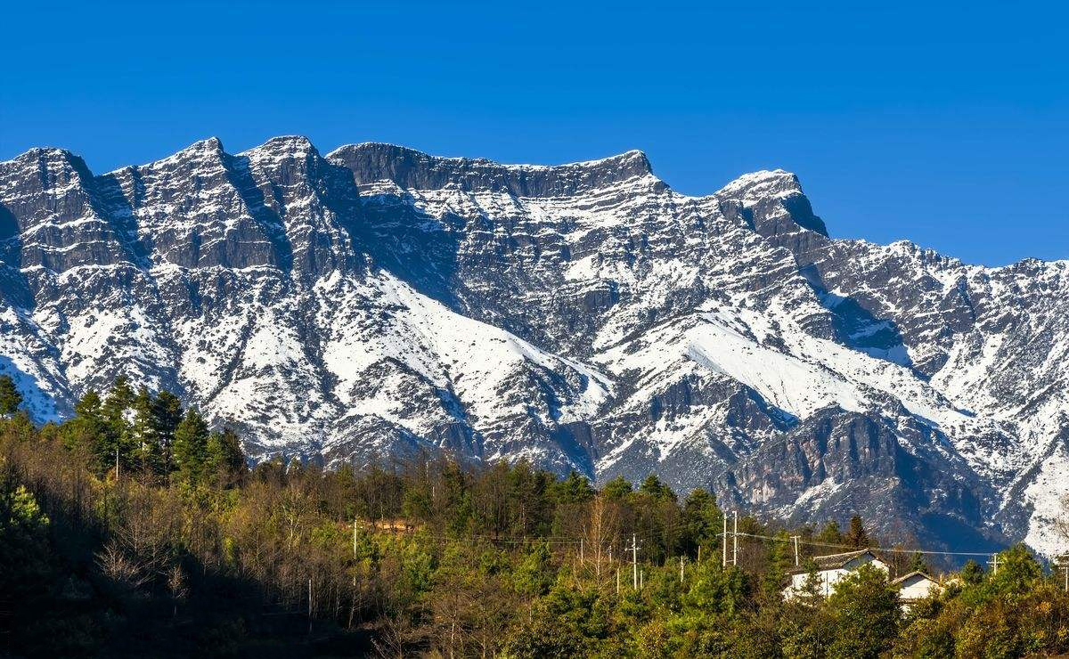 别称为巴拉格宗雪山,格宗奔松,巴拉神山,相传是吉祥长寿三佛母的化身