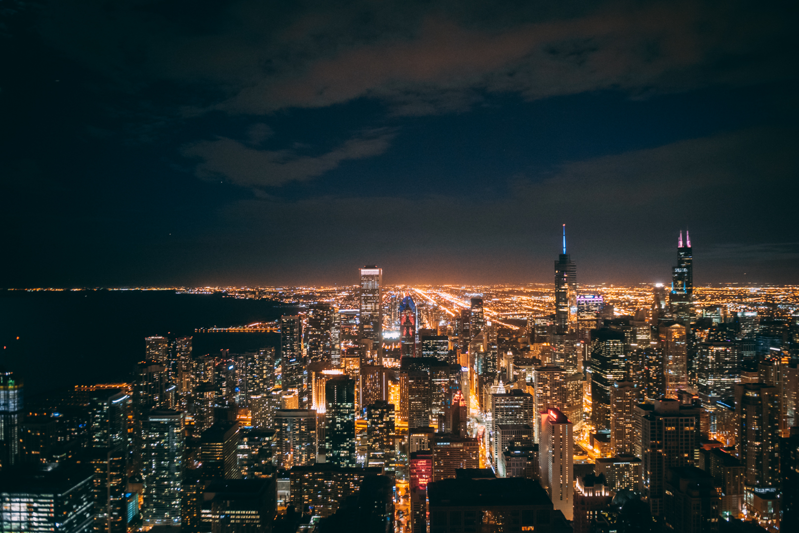 我曾在不少城市高点观景台看过夜景,有惊艳无比的,也有略显乏味的