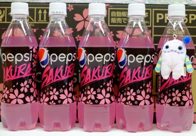 价格140日元(约合人民币8元)樱花百事可乐百事也不甘示弱,这款樱花味